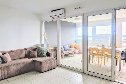 Spacious 2-Bedroom Apartment with Panoramic Lagoon View, Terrace & Beach Nearby