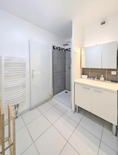 Spacious 2-Bedroom Apartment with Panoramic Lagoon View, Terrace & Beach Nearby