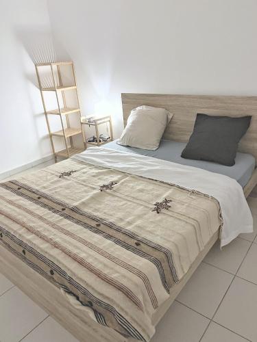 Spacious 2-Bedroom Apartment with Panoramic Lagoon View, Terrace & Beach Nearby