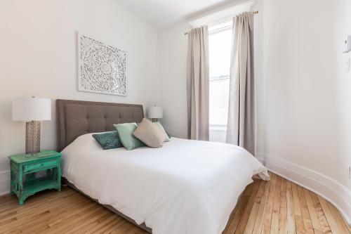 Letto o letti in una camera di MTLVacationRentals -The Chic Laurier