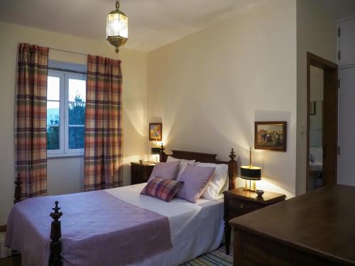 um quarto com uma cama e uma janela em Quinta da Pereirinha em Arcos de Valdevez