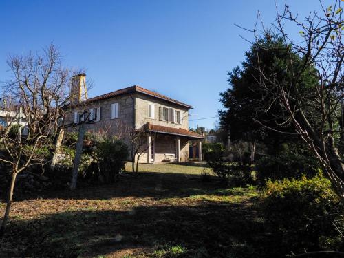 an old house in the middle of a yard at Quinta da Pereirinha in Arcos de Valdevez