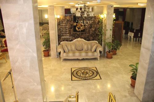 Ruang duduk di Grand Ezel Hotel