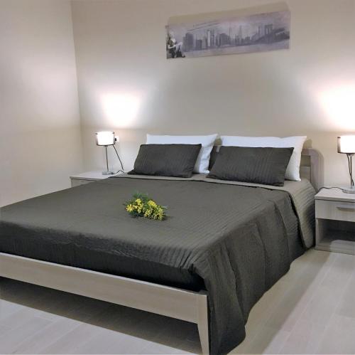 una camera da letto con un grande letto con fiori di B&B Rossini a Vieste