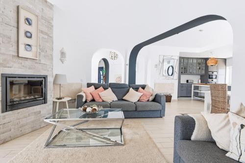 66 ADM Clara - Beautifully Renovated Villa