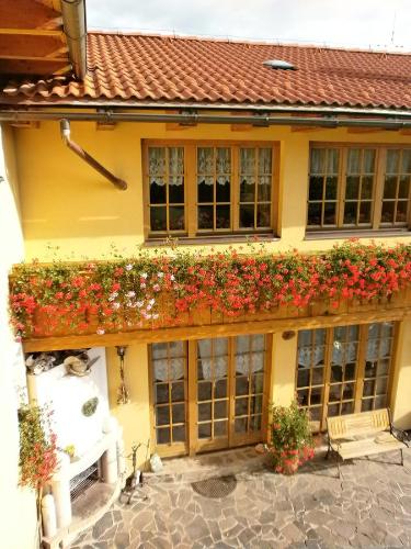 a house with flowers on the side of it at Penzión Stefanshof in Kremnica
