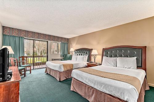 EtowahにあるEtowah Valley Golf & Resortのベッド2台とテレビが備わるホテルルームです。