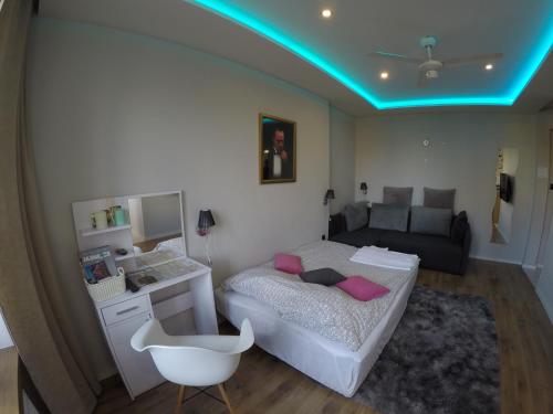 ein Wohnzimmer mit einem Bett und einem Sofa in der Unterkunft A3XD Apartament in Częstochowa