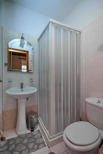 a bathroom with a toilet and a sink at Agropoli in Nimfasía