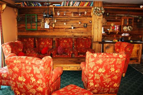 Una sala de estar con dos sillas y un sofá. en Juniorsuite, en Turracher Höhe