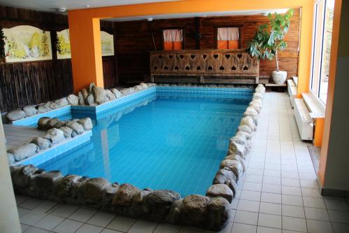 a large swimming pool with at Juniorsuite in Turracher Hohe