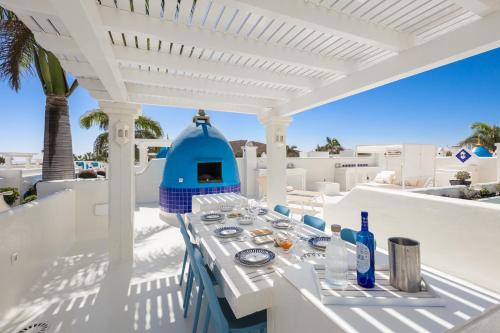 Villa Laura Quietude, Heated pool, Jacuzzi , sea and mountain views