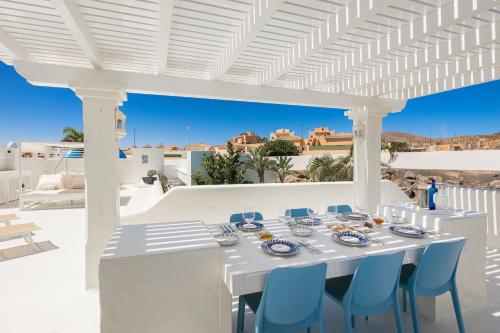 Villa Laura Quietude, Heated pool, Jacuzzi , sea and mountain views