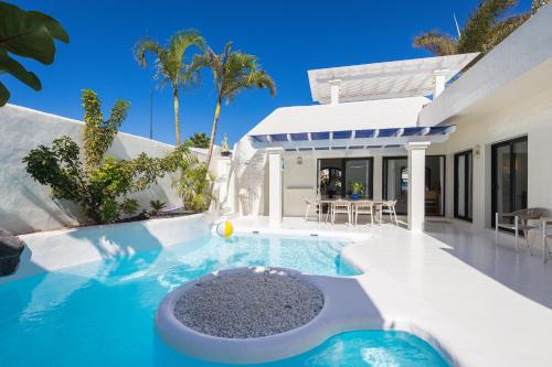 Villa Laura Quietude, Heated pool, Jacuzzi , sea and mountain views