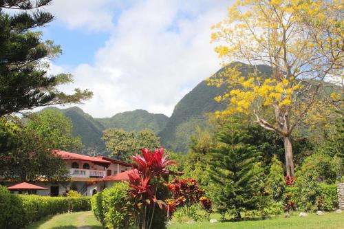 a resort with a mountain in the background at Hotel Valle Verde in Valle de Anton