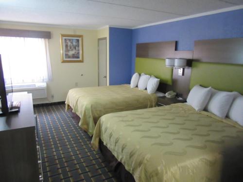 Gulta vai gultas numurā naktsmītnē Quality Inn & Suites near Six Flags East