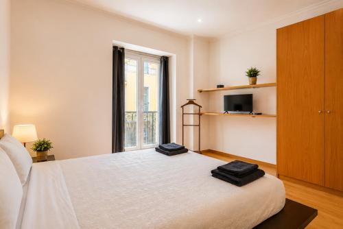 Spacious 3BR Apartment, Metro at Door, Baixa