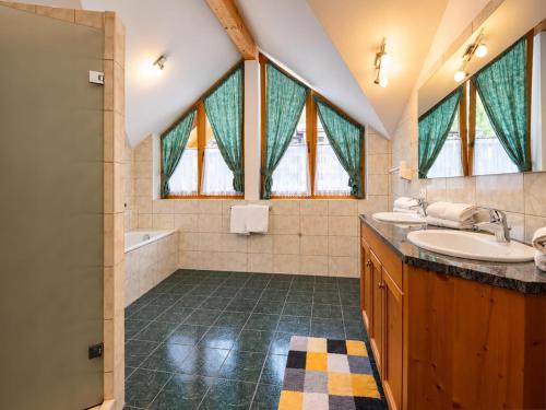 Alpine holiday apartment near a lake
