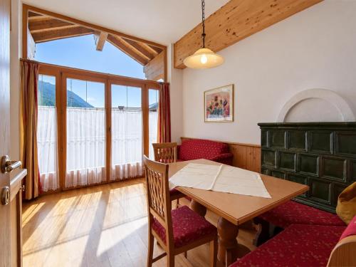 Alpine holiday apartment near a lake