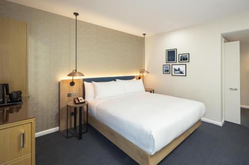 Queen Room with River View - Mobility Access