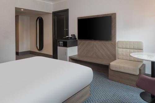 Queen Room with Roll-in Shower - Mobility Accessible