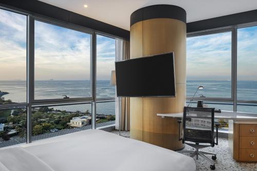 King Corner Guest Room with Sea View