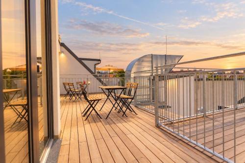 Superior 3BR penthouse with AC and deck Praterstern