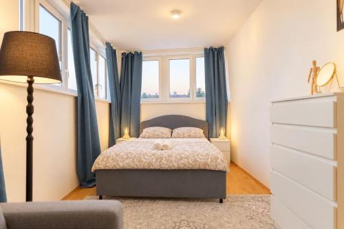 Superior 3BR penthouse with AC and deck Praterstern
