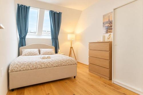 Superior 3BR penthouse with AC and deck Praterstern