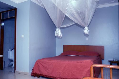 Giường trong phòng chung tại Jaguar Hotel Kampala