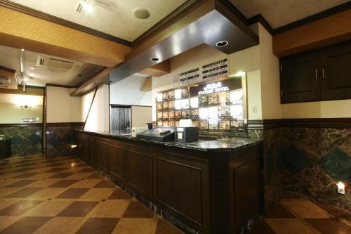 un restaurant avec un bar au milieu d'une pièce dans l'établissement Hotel NOA (Adult Only), à Anjomachi