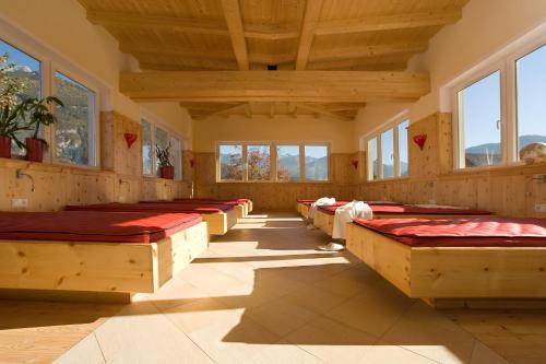 a room with a row of beds with windows at Banders Landhaus in Imst