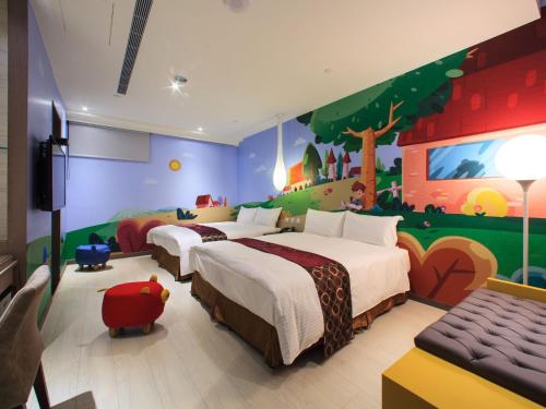 um quarto para crianças com 2 camas e um mural em Stay Hotel - Taichung Zhongqing em Taichung