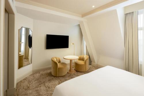 Waldorf Deluxe King Room