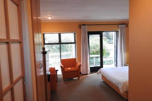 米德蘭的住宿－Willow Place Guest House，卧室配有床、椅子和窗户。