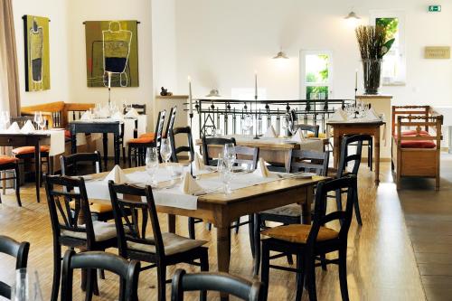 a dining room with a table and chairs at Heitlinger Hof in Tiefenbach
