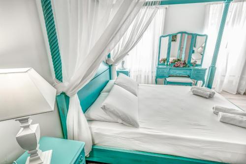 A bed or beds in a room at Belone Suite