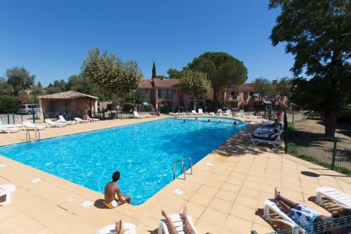 Swimmingpoolen hos eller tæt på Village Vacances Passion La Grande Bastide