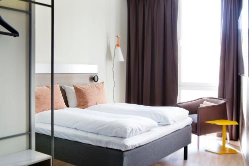 una camera d'albergo con letto e sedia di Comfort Hotel Bergen Airport a Bergen