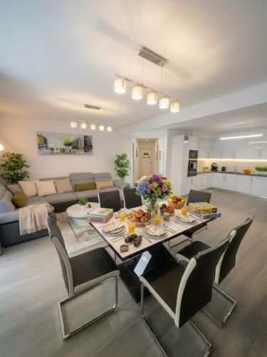 Grand Jacuzzi suite and 6 guests Family Apartment near Acropolis & 2 min Syngrou Fix Metro
