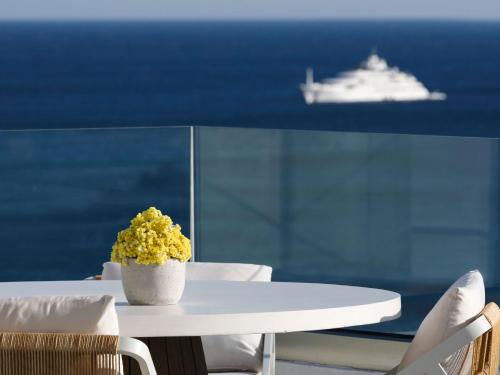 The Roc Club, A Hotel to Live