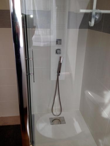 La salle de bains est pourvue d'une douche avec un lavabo. dans l'établissement Appartements et gîte Les Hauts de Sophia, à Trouville-sur-Mer