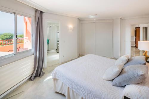 Posteľ alebo postele v izbe v ubytovaní La Reserva de Marbella Penthouse