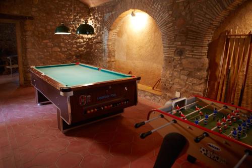 a ping pong table in a room with a pool table at La Requisa in Pontós