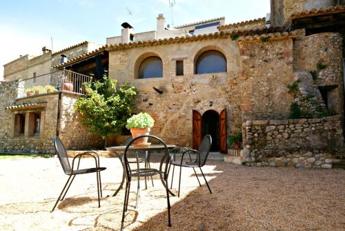 a table and chairs in front of a building at La Requisa in Pontós
