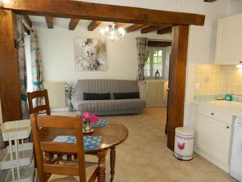 uma cozinha e sala de estar com uma mesa e um sofá em Gite de Cray em Lussault-sur-Loire