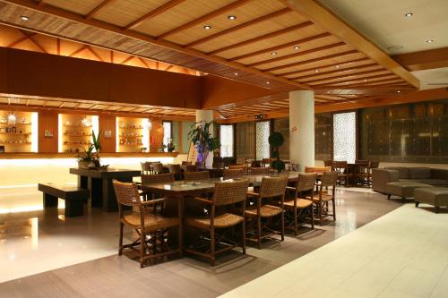 a restaurant with tables and chairs in a building at Jih Lih Hotel in Magong