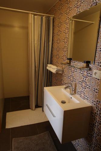 Un baño de Dharma City