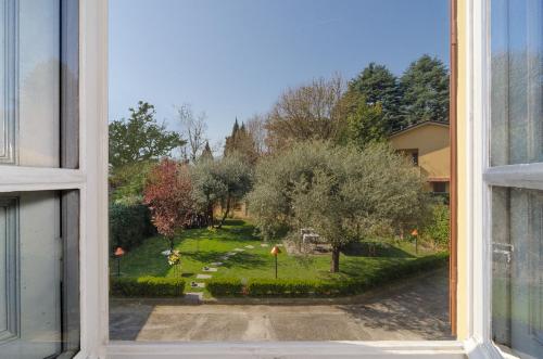 una ventana abierta con vistas al jardín en Il Giardino Del Pettirosso, en Lucca