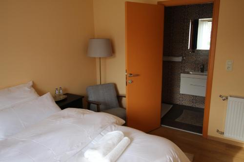 Una cama o camas en una habitación de Dharma City